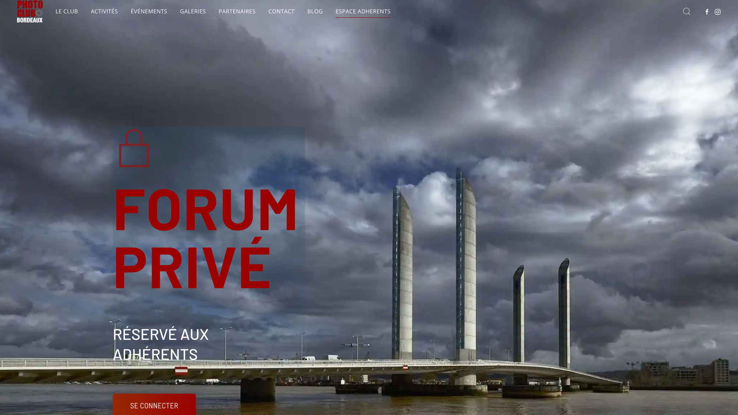 Interface du forum privé sécurisé du Photo Club de Bordeaux avec vue sur le pont Chaban-Delmas.