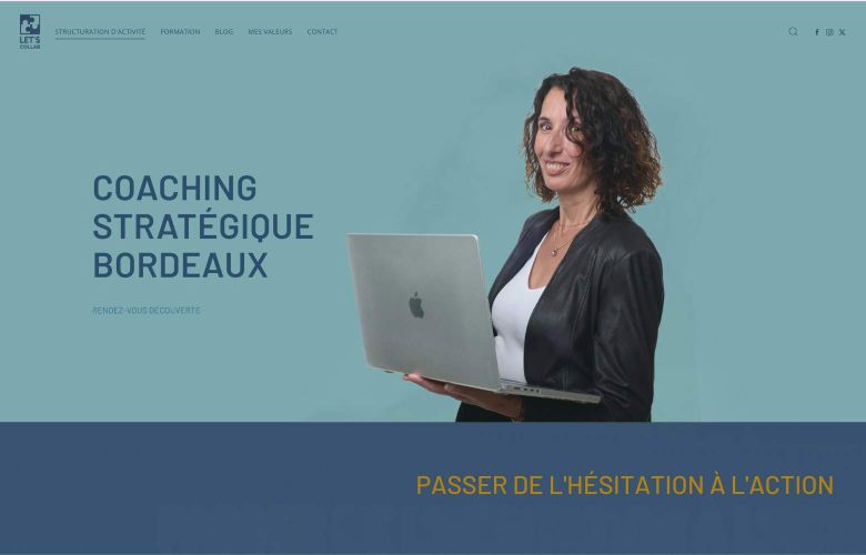 Entrepreneur en pleine réflexion devant son ordinateur fermé, posé sur son bureau, représentant la clarification de sa vision stratégique